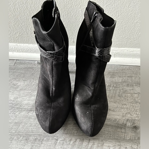 Guess Black Bootie - Picture 2 of 5